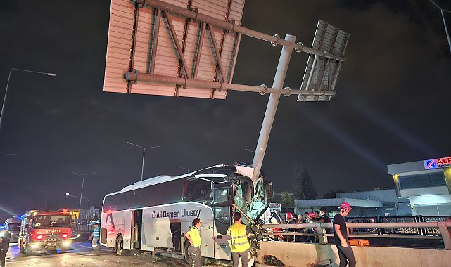 Yolcu otobüsü yön tabelasının direğine çarptı: 11 yaralı