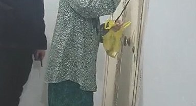 Yolunu kaybeden 76 yaşındaki kadını polis evine ulaştırdı