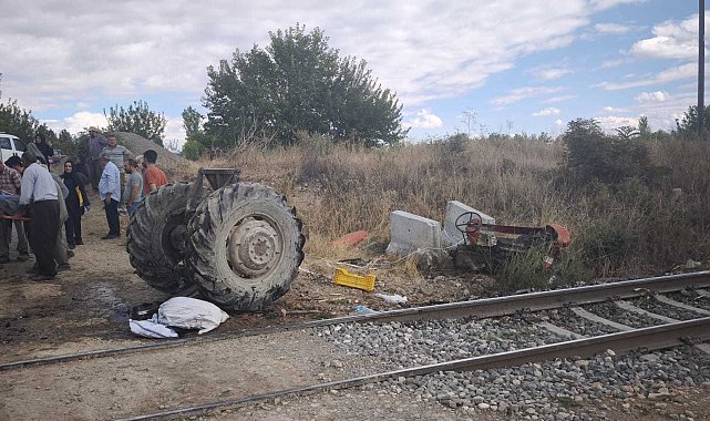 Yük treninin çarptığı traktör ikiye bölündü; işitme engelli sürücü yaralandı