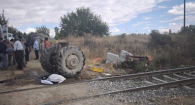 Yük treninin çarptığı traktör ikiye bölündü; işitme engelli sürücü yaralandı