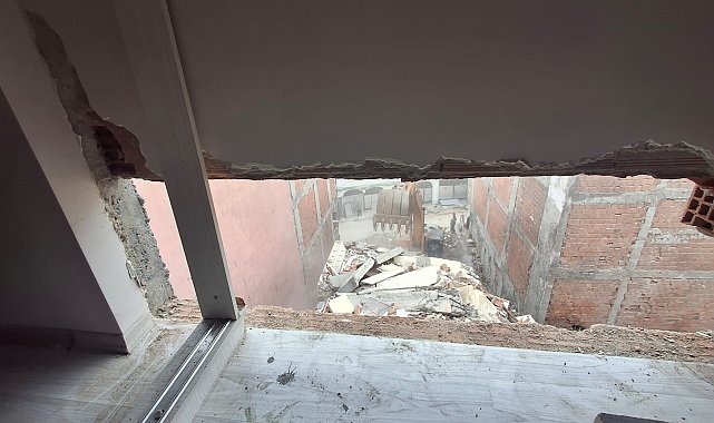 Zeytinburnu'nda inşaat çalışmasında yan binadaki dairenin dün yatak odası, bugün banyo duvarı yıkıldı