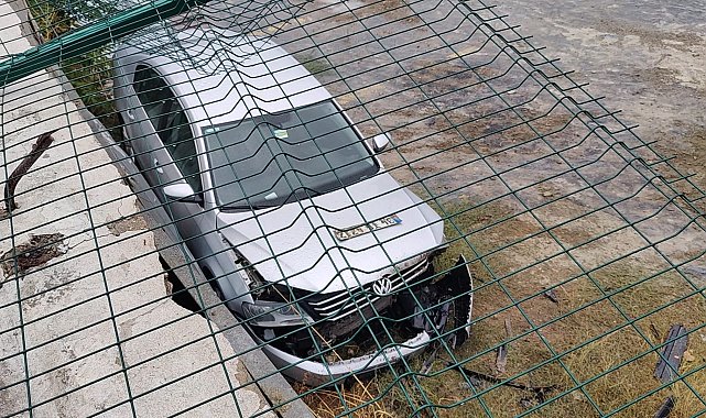 Zeytinburnu'nda otoparktan 3 metre aşağı düşen otomobilin sürücüsü yaralandı