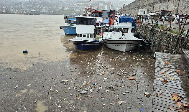 Zonguldak'ta yağış sonrası deniz çamur rengini aldı