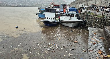 Zonguldak'ta yağış sonrası deniz çamur rengini aldı