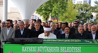11'inci Cumhurbaşkanı Abdullah Gül, amcasının cenazesine katıldı