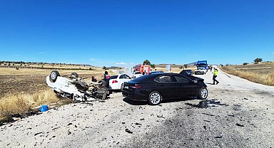 3 otomobil kazaya karıştı; 1 ölü, 1'i ağır 7 yaralı
