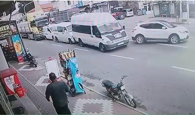 4 aracın karıştığı zincirleme kaza kamerada