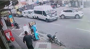 4 aracın karıştığı zincirleme kaza kamerada