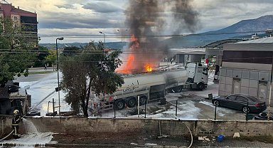 Akaryakıt istasyonunda tankerde çıkan yangın, yanındakine de sıçradı