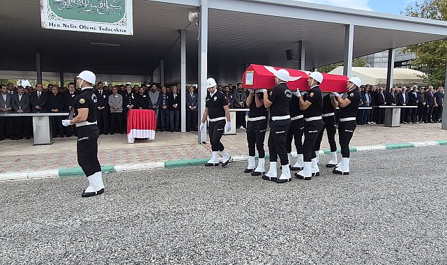 Alabora olan teknede yaşamını yitiren polis, toprağa verildi