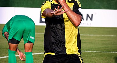 Aliağa FK'nın oyuncuları 3'er 3'er atıyor
