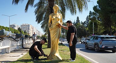 Altın Portakal Film Festivali öncesi Venüs heykelleri kenti süslüyor
