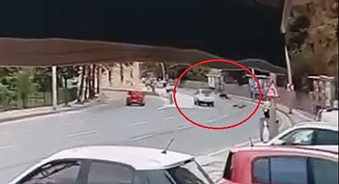 Ankara'da elektrikli bisiklet ile otomobilin çarpıştığı kaza anı kamerada