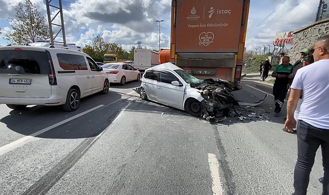 Arnavutköy'de 3 aracın karıştığı kazada otomobil kullanılamaz hale geldi: 1 yaralı