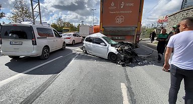 Arnavutköy'de 3 aracın karıştığı kazada otomobil kullanılamaz hale geldi: 1 yaralı