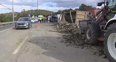 Arnavutköy'de hafriyat kamyonunun devrildiği anlar kamerada -1