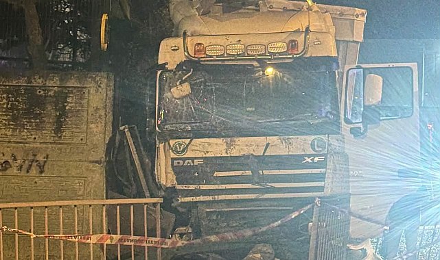 Arnavutköy'de seyir halindeki TIR, otobüs durağına daldı