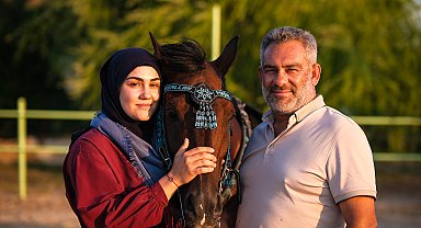 At tutkusu, baba-kızı binicilik eğitmeni yaptı