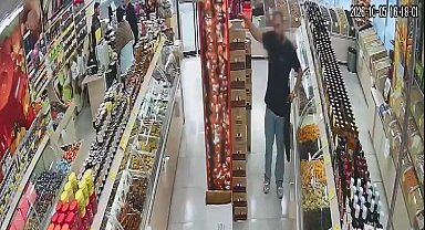 Avcılar'da kuruyemişçiden 26 paket kahve çaldı; fark edilince koşarak kaçtı