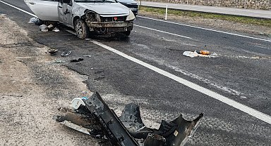 Aynı yöne giden iki otomobil çarpıştı; 7 yaralı