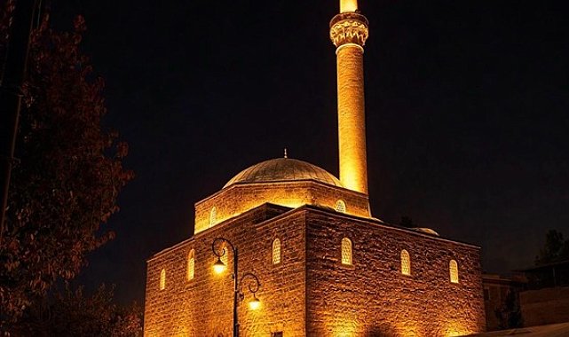 Bakan Ersoy: Diyarbakır ve Bingöl'deki 6 cami 2 Ekim'de yeniden ibadete açılacak