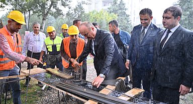 Batman Valisi, sağanak altında çivi çakma törenine katıldı