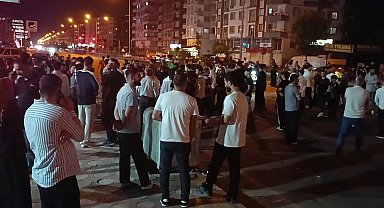 Batman'da otomobilin çarptığı 2 kişi yaralandı; mahalleli yolu trafiğe kapattı