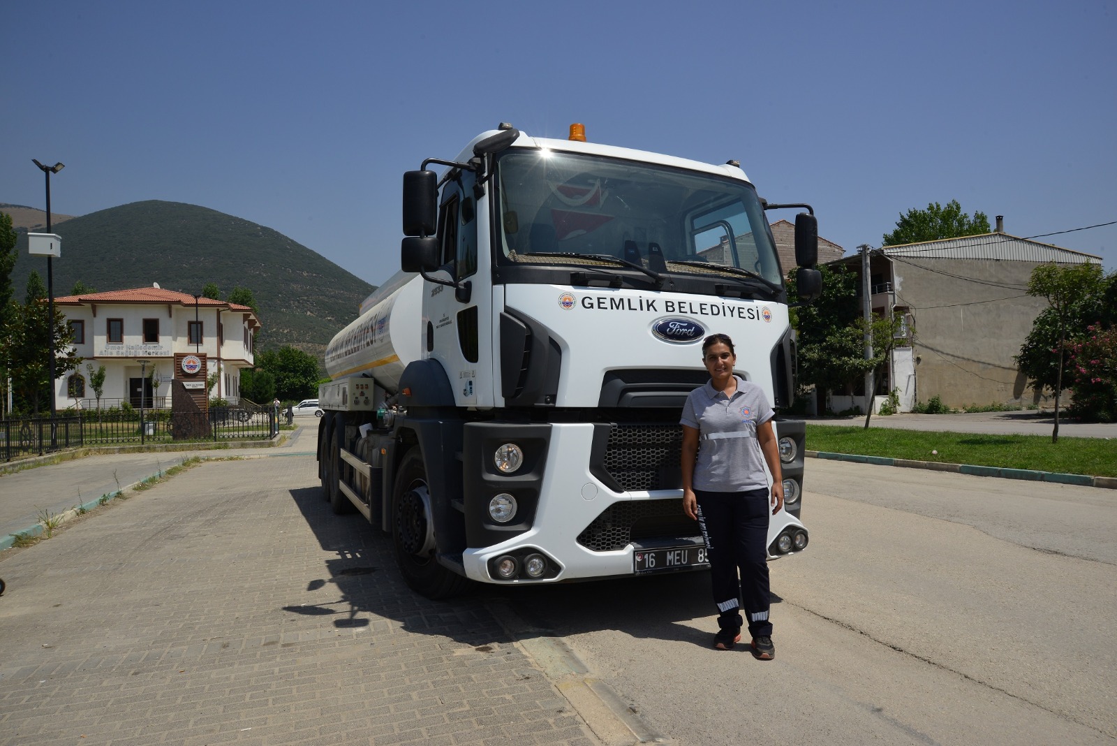 Belediyemizde kadın ağır vasıta şoförü göreve başladı