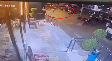 Binanın dış cephe sıvası kaldırıma düştü; kadın ve çocuk son anda kurtuldu