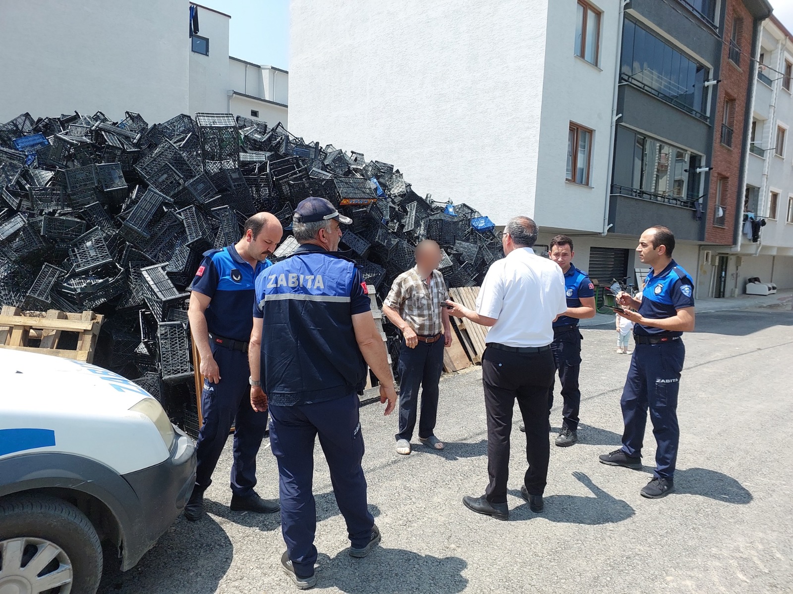 BİNLERCE BOŞ SELE BİRİKTİREN VATANDAŞA ZABITA MÜDAHALESİ