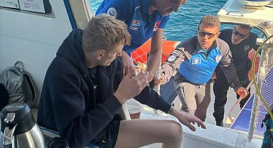 Boğulma tehlikesi geçiren turisti deniz polisi kurtardı