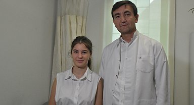 Boynundaki fazla kaburga ameliyatla alınan Alisya, piyanosuna kavuştu