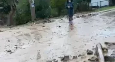 Bursa’da dere taştı, yollar göle döndü!
