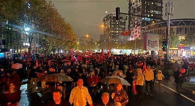 Bursa’da sağanak altında Cumhuriyet yürüyüşü!