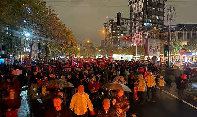 Bursa’da sağanak altında Cumhuriyet yürüyüşü!