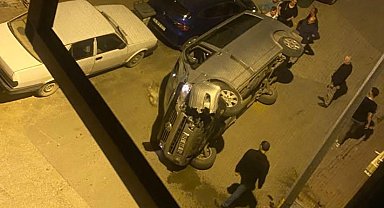 Bursa'da elektrik panosuna çarpıp devrilen minibüsün sürücüsü kaçtı
