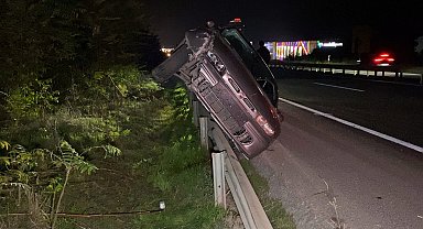Bursa'da kontrolden çıkan otomobil bariyerin üzerinde yan durdu