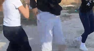 Çeşmede ıslatıp, yerde sürükleyerek darbettiler; liseli kızlar akran zorbalığını kaydettirdi