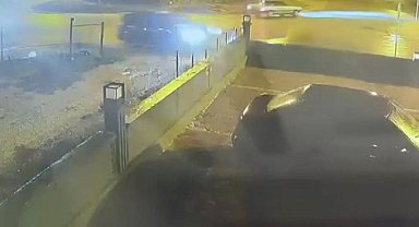 Cipin bahçe duvarına çarptığı kaza kamerada; 4 yaralı