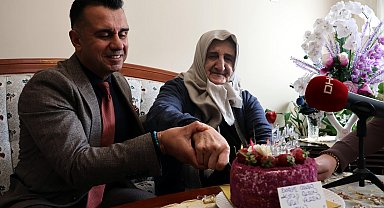 Çocukluğundan beri doğum günü kutlanmayan 85 yaşındaki Asuman Atasever'e pastalı sürpriz