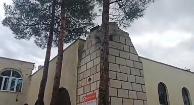Diyarbakır'da kuvvetli rüzgarla caminin minaresi evin damına devrildi