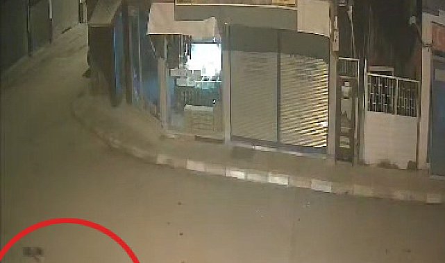 Elektrikli bisiklete çarpan otomobil sürücüsünün kaçtığı kaza kamerada: 2 yaralı