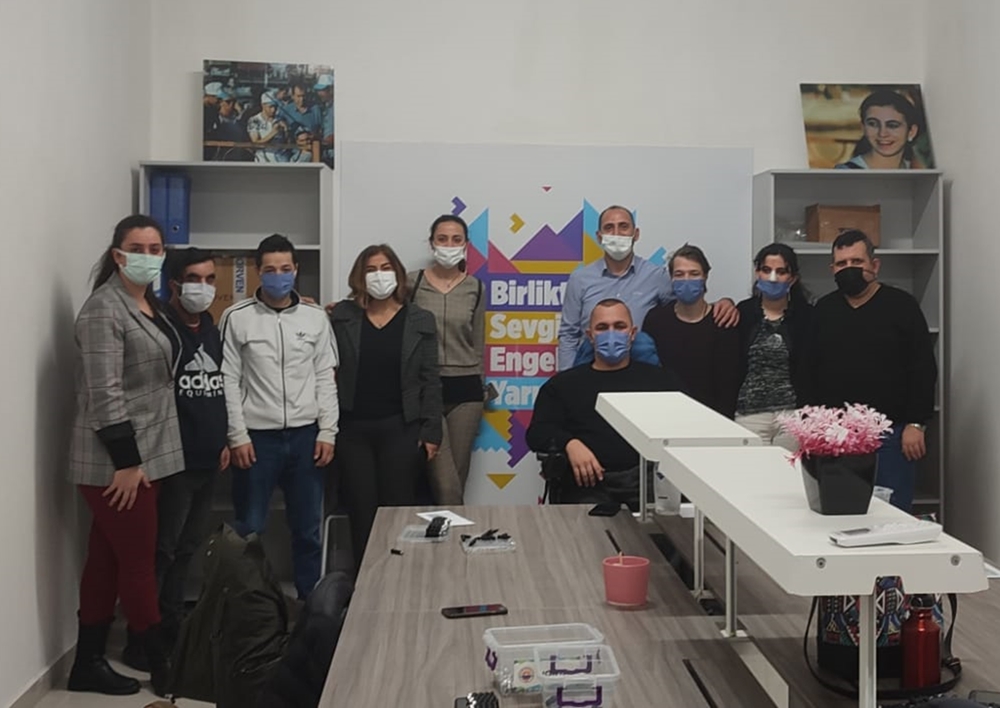 Engelsiz Montaj Atölyesi’nde çalışan gençler ilk maaşlarını aldılar
