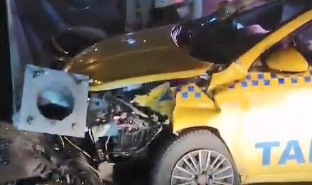 Esenyurt'ta aydınlatma direğine çarpan taksici hayatını kaybetti