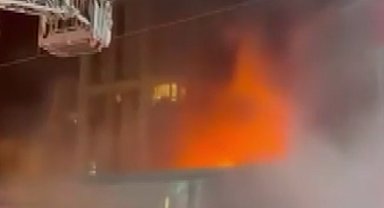 Esenyurt'ta yangın çıkan 2 katlı restoranda alevlere müdahale eden personel yaralandı