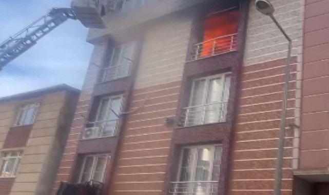 Esenyurt'ta yangında mahsur kalan 1'i bebek 5 kişinin kurtarıldığı anlar kamerada