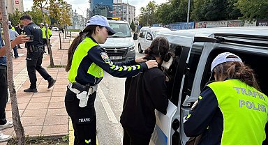 Eskişehir'de polisten kaçan araçtan atılan çantadan uyuşturucu çıktı: 2 gözaltı