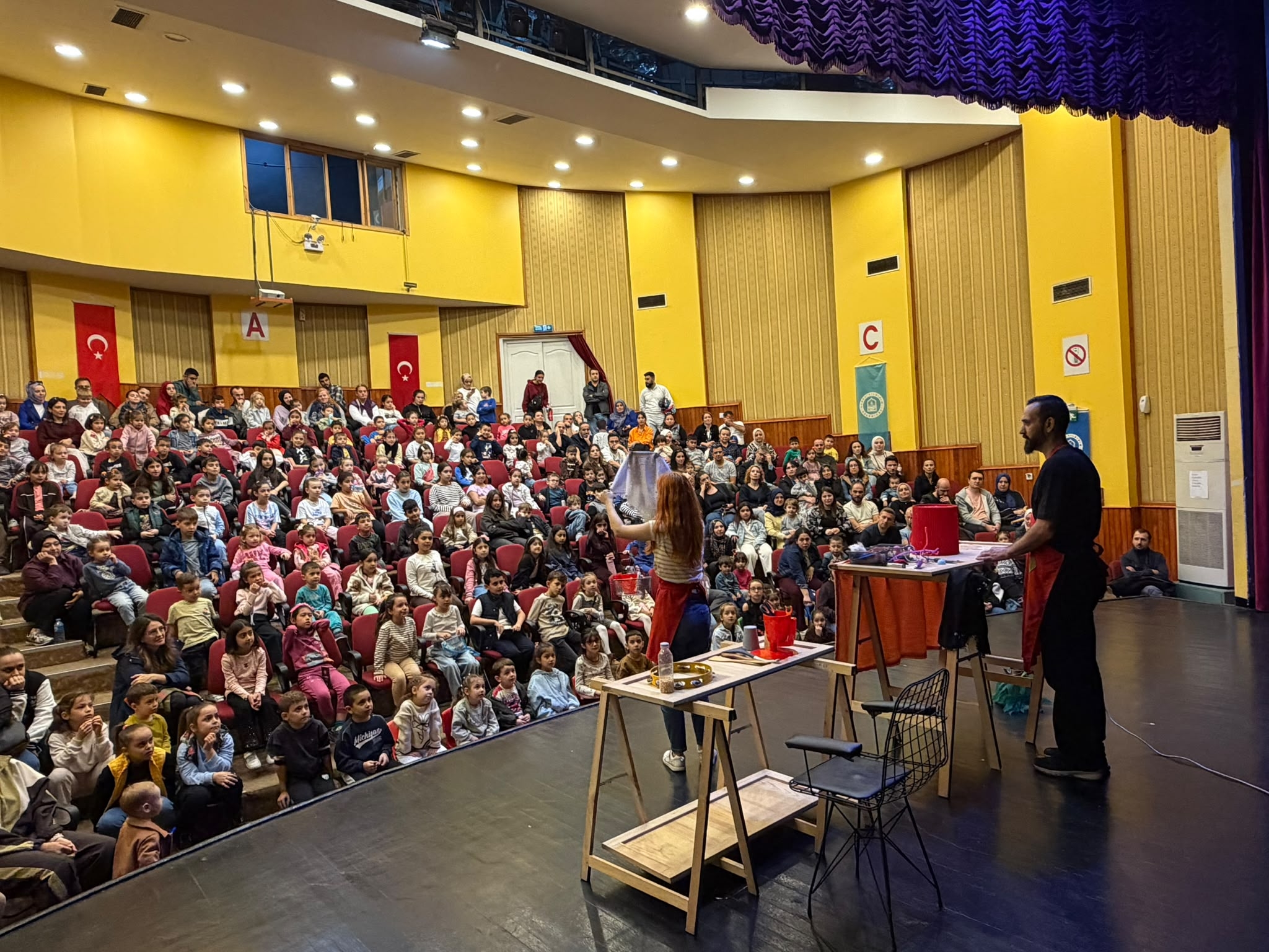 ‘evden uzakta’ adlı çocuk tiyatrosu, yıldırım’da ...