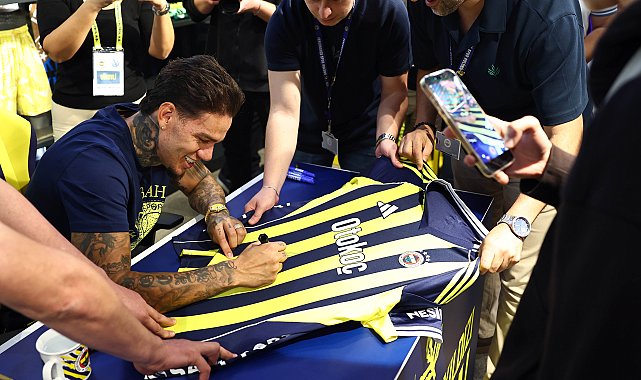 Fenerbahçeli Ederson, imza gününde taraftarlarla buluştu
