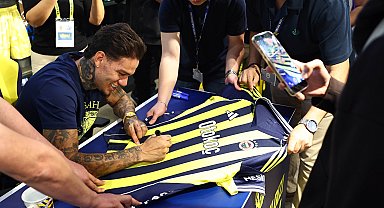 Fenerbahçeli Ederson, imza gününde taraftarlarla buluştu